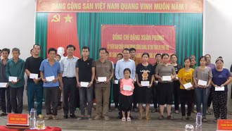 Bí thư Tỉnh ủy Phú Thọ Đặng Xuân Phong thăm và tặng quà người dân khu tái định cư Làng Nủ