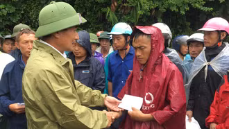 Phó Bí thư Thường trực Tỉnh ủy Vũ Xuân Cường thăm hỏi gia đình nạn nhân tử vong do sạt lở đất tại Bản Phố