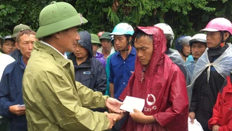 Phó Bí thư Thường trực Tỉnh ủy Vũ Xuân Cường thăm hỏi gia đình nạn nhân tử vong do sạt lở đất tại Bản Phố