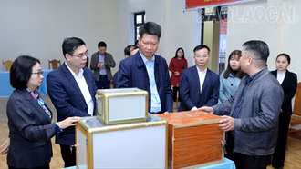 Đồng chí Phó Chủ tịch thường trực UBND tỉnh cùng thành viên đoàn công tác kiểm tra các hòm phiếu.