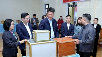 Đồng chí Phó Chủ tịch thường trực UBND tỉnh cùng thành viên đoàn công tác kiểm tra các hòm phiếu.