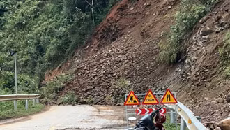 Quốc lộ 32 ách tắc do sạt lở đất