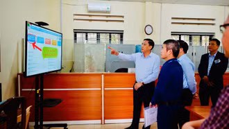 Đồng chí Hoàng Giang, Phó Bí thư Tỉnh ủy kiểm tra công tác chuyển đổi số và thôn chuyển đổi số tại huyện Bảo Thắng