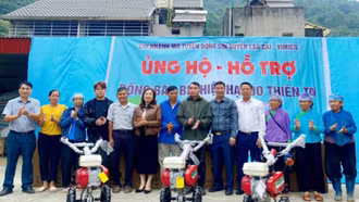 Trao máy nông nghiệp hỗ trợ người dân Quang Kim bị thiệt hại do cơn bão số 3
