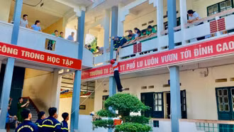 Thực hành kỹ năng đu dây thoát nạn dưới sự hướng dẫn, hỗ trợ của lực lượng cứu hộ.