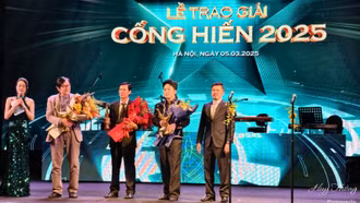 Lễ trao Giải thưởng Cống hiến 2025: Cảm động những tấm Kỷ niệm chương tri ân chặng đường 20 năm
