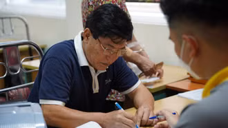 Nghỉ công tác chờ đủ tuổi nghỉ hưu được hưởng những chế độ nào?