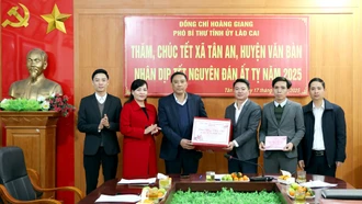 Phó Bí thư Tỉnh ủy Hoàng Giang chúc tết tại Văn Bàn