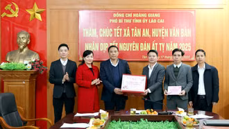 Phó Bí thư Tỉnh ủy Hoàng Giang chúc tết tại Văn Bàn