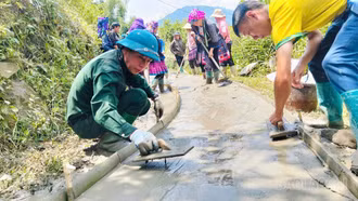 Nhân dân thôn Tà Ghênh tham gia bê tông hóa đường giao thông nông thôn.