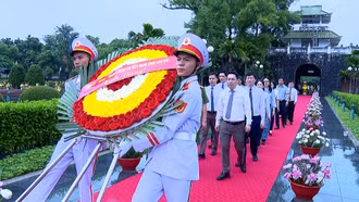 Phó Bí Thư Tỉnh ủy Nguyễn Tuấn Anh dâng hương tưởng niệm các Anh hùng Liệt sỹ tại tỉnh Điện Biên