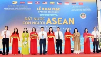 Hơn 200 tác phẩm trưng bày tại Triển lãm "Đất nước, con người ASEAN"