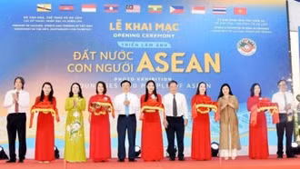 Hơn 200 tác phẩm trưng bày tại Triển lãm "Đất nước, con người ASEAN"