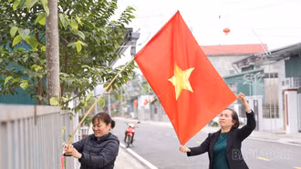 Người dân tổ dân phố 17 trang hoàng tuyến đường mới đón xuân.