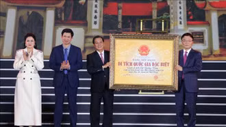 Phó Thủ tướng Lê Thành Long trao Bằng xếp hạng Di tích quốc gia đặc biệt cho Căn cứ bản doanh của Ngô Quyền