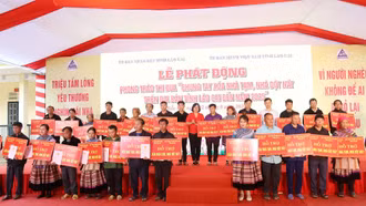 Tiếp tục vận động ủng hộ Phong trào thi đua “Chung tay xóa nhà tạm, nhà dột nát trên địa bàn tỉnh Lào Cai đến năm 2025” 