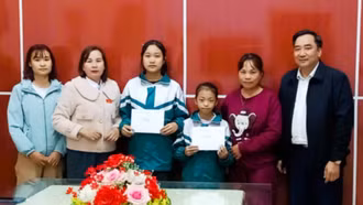 Trao hỗ trợ cho tiểu thương tái thiết kinh doanh và học bổng cho trẻ mồ côi bị ảnh hưởng bão số 3 tại huyện Bảo Yên