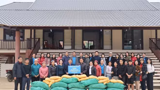 Liên đoàn Lao động tỉnh Bắc Giang trao hỗ trợ cho người lao động bị ảnh hưởng bởi bão số 3 tại huyện Bảo Yên