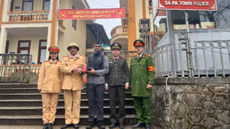 Công an thị xã Sa Pa tìm và trao trả tài sản du khách bỏ quên trên xe taxi