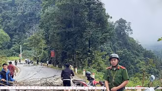 Xuất hiện hố sụt lún lớn gây tắc đường vào trung tâm xã Sín Chéng