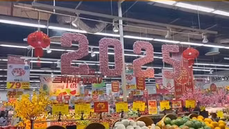 Siêu thị chật kín người mua sắm cận Tết