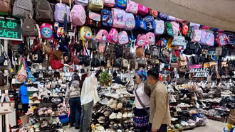 Chợ truyền thống ngày cận Tết