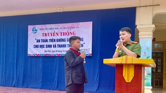 Học sinh tham gia trả lời các câu hỏi tình huống về an toàn trên không gian mạng.