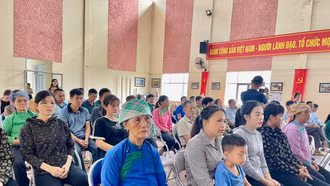 Người dân xã Bản Qua nhận hỗ trợ khôi phục sản xuất sau thiên tai