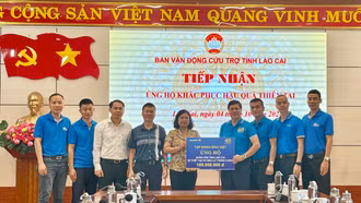 Lãnh đạo Công đoàn Tập đoàn Bảo Việt trao kinh phí ủng hộ của Tập đoàn Bảo Việt hỗ trợ tỉnh Lào Cai khắc phục hậu quả sau bão số 3.