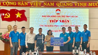 Lãnh đạo Công đoàn Tập đoàn Bảo Việt trao kinh phí ủng hộ của Tập đoàn Bảo Việt hỗ trợ tỉnh Lào Cai khắc phục hậu quả sau bão số 3.