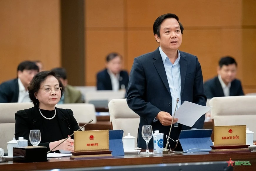 Chủ tịch Ủy ban nhân dân tỉnh Ninh Bình Phạm Quang Ngọc phát biểu tại phiên họp. Ảnh: PHẠM THẮNG