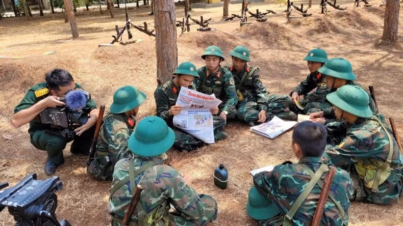 Những người lính trẻ trong khoảnh khắc ghi hình bộ phim tài liệu.