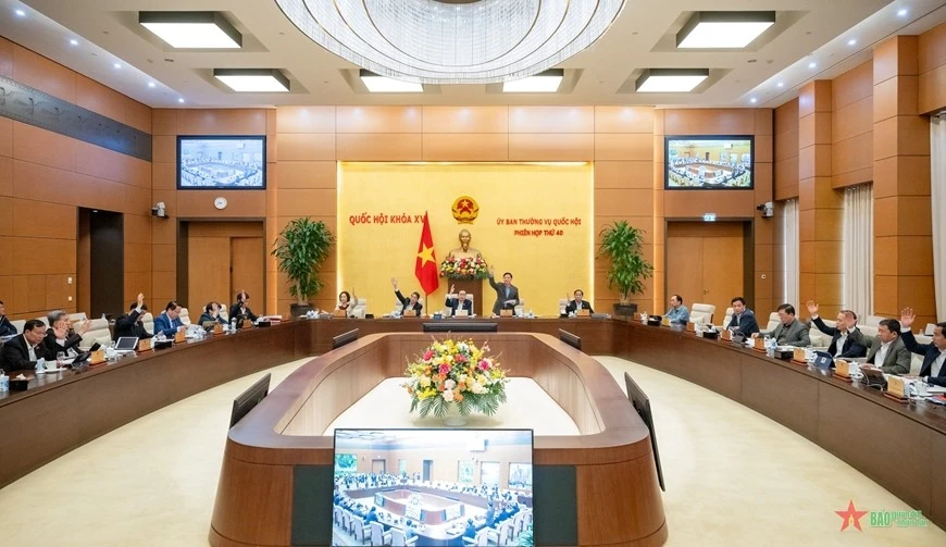 Ủy ban Thường vụ Quốc hội biểu quyết thông qua toàn văn dự thảo Nghị quyết về việc sắp xếp đơn vị hành chính cấp huyện, cấp xã của tỉnh Ninh Bình, giai đoạn 2023-2025. Ảnh: PHẠM THẮNG