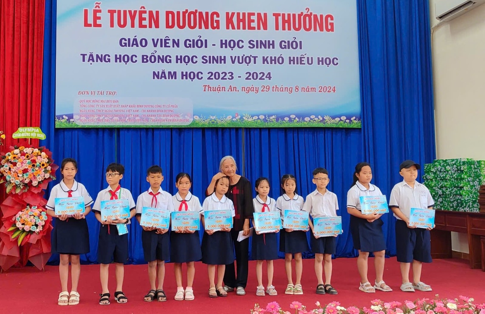Bà Lương Thị Út đại diện Quỹ học bổng Mai Bửu Đàn hỗ trợ cho ngành giáo dục Thuận An và các em học sinh có hoàn cảnh khó khăn. ta3-1-8029-3481.jpg