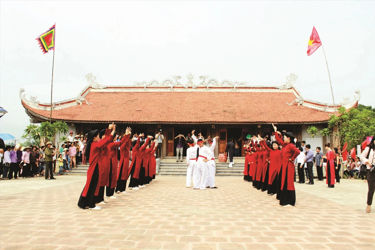 bieu-dien-hat-xoan-o-mieu-lai-len-phuc-vu-du-khach-ve-gio-to-3535.jpg
