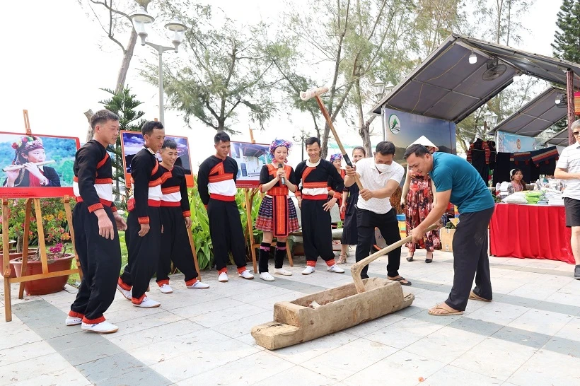 giao-luu-va-trinh-dien-cac-hoat-dong-van-hoa-dac-sac-cua-cac-dan-toc-vung-tay-bac-6090.jpg