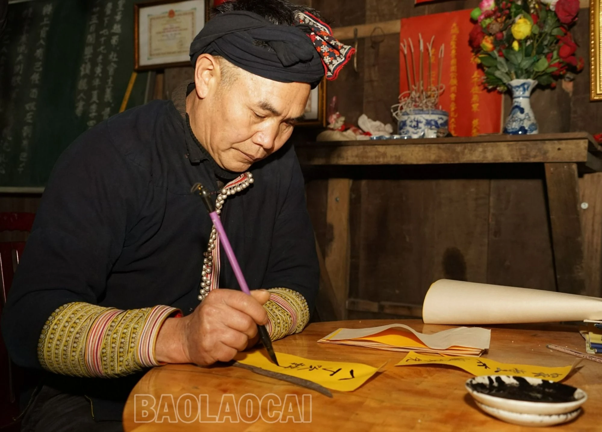 7.Nghệ nhân ưu tú Tẩn Vần Siệu (ở Tả Phìn, Sa Pa) viết câu đối tặng cho học trò trong những ngày đầu tiên của năm mới..JPG