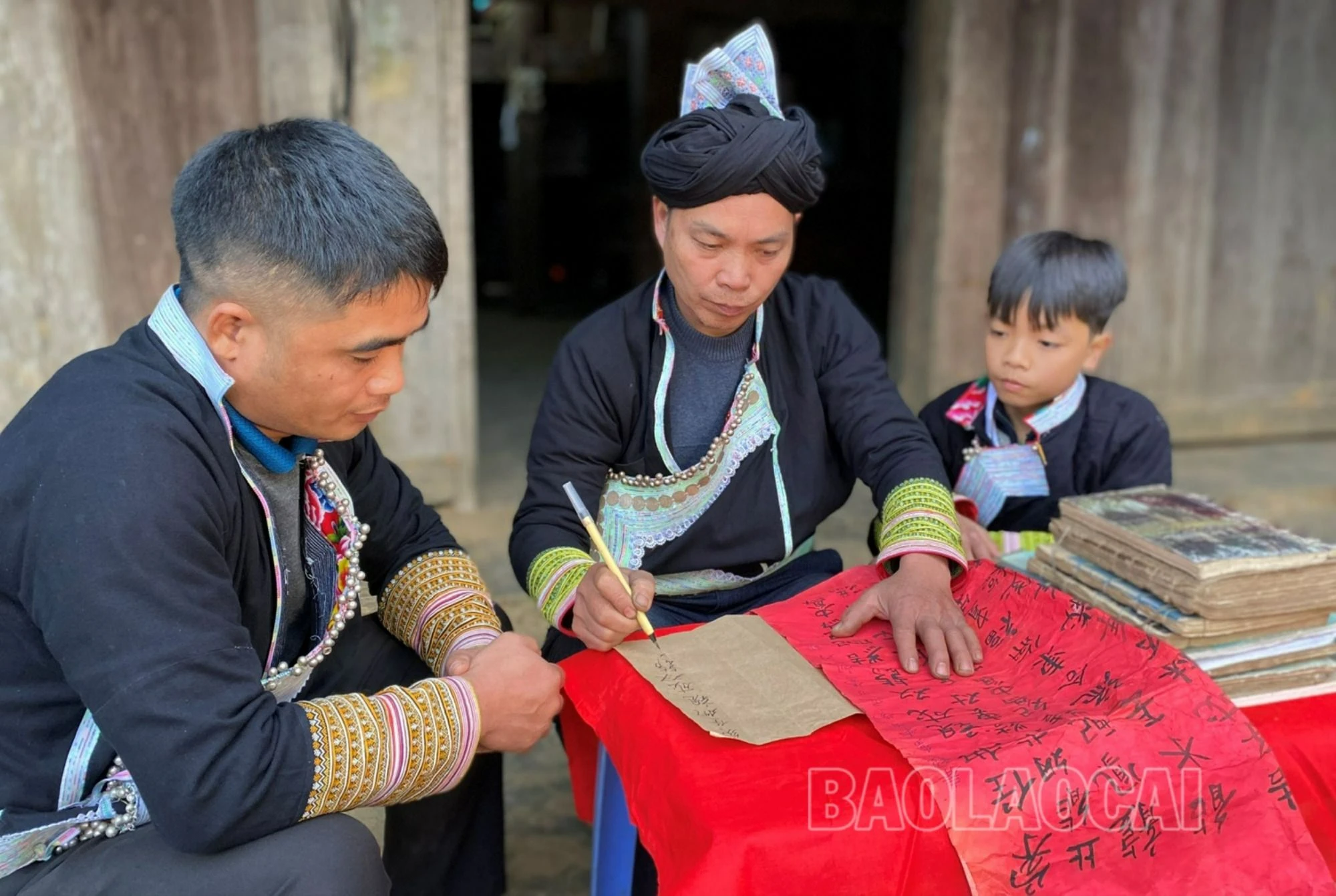 Thầy cúng Tẩn A Nhị (thôn Bản Pho, xã Bản Qua, Bát Xát) viết chữ tặng học trò trong những ngày đầu tiên của năm mới..jpg