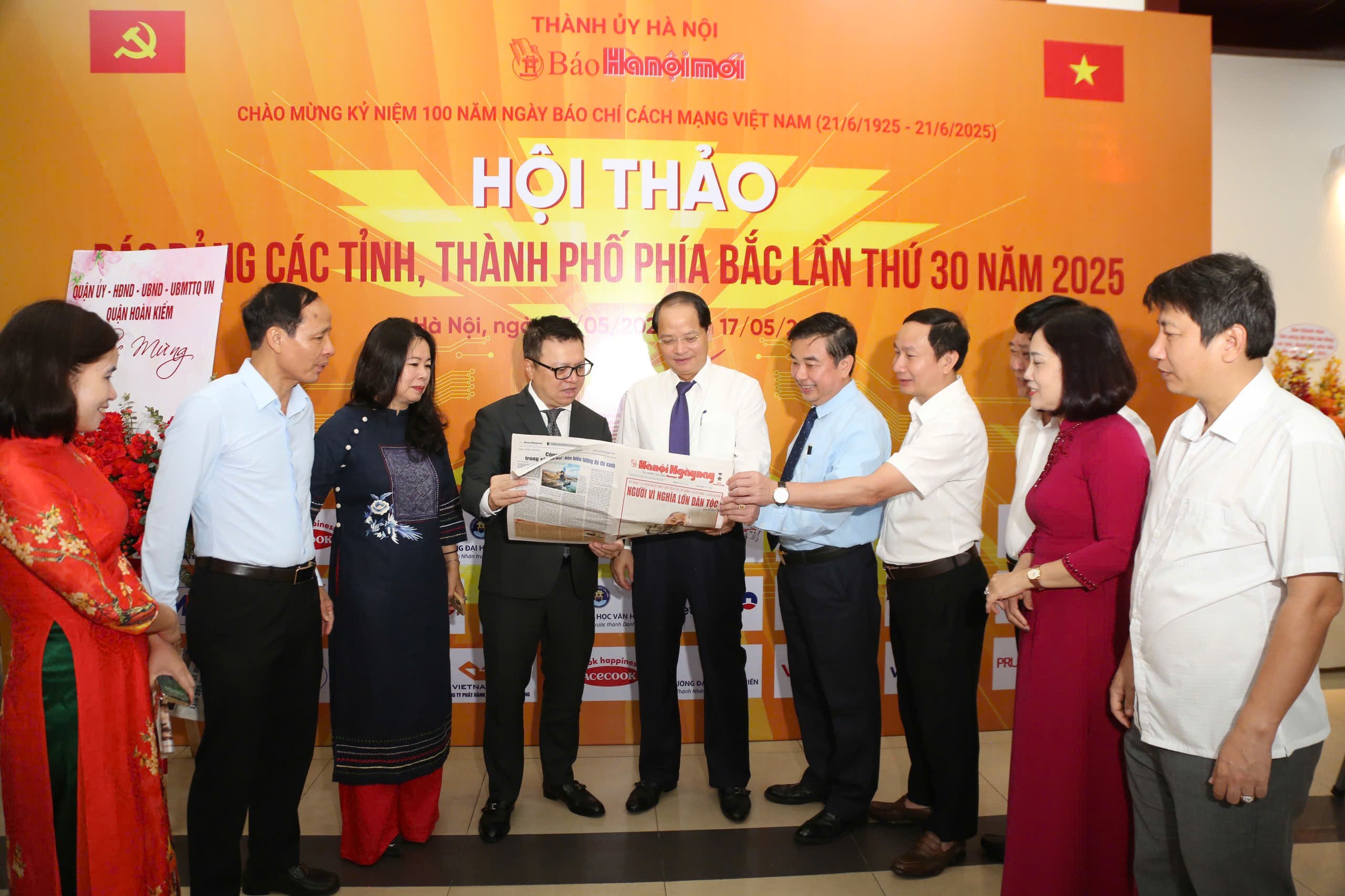 Triển lãm ảnh bìa báo Đảng các tỉnh, thành phố phía Bắc lần thứ 30. z6606231733704-5dcdbbba609e50c2d9a2637c3abc5c12.jpg