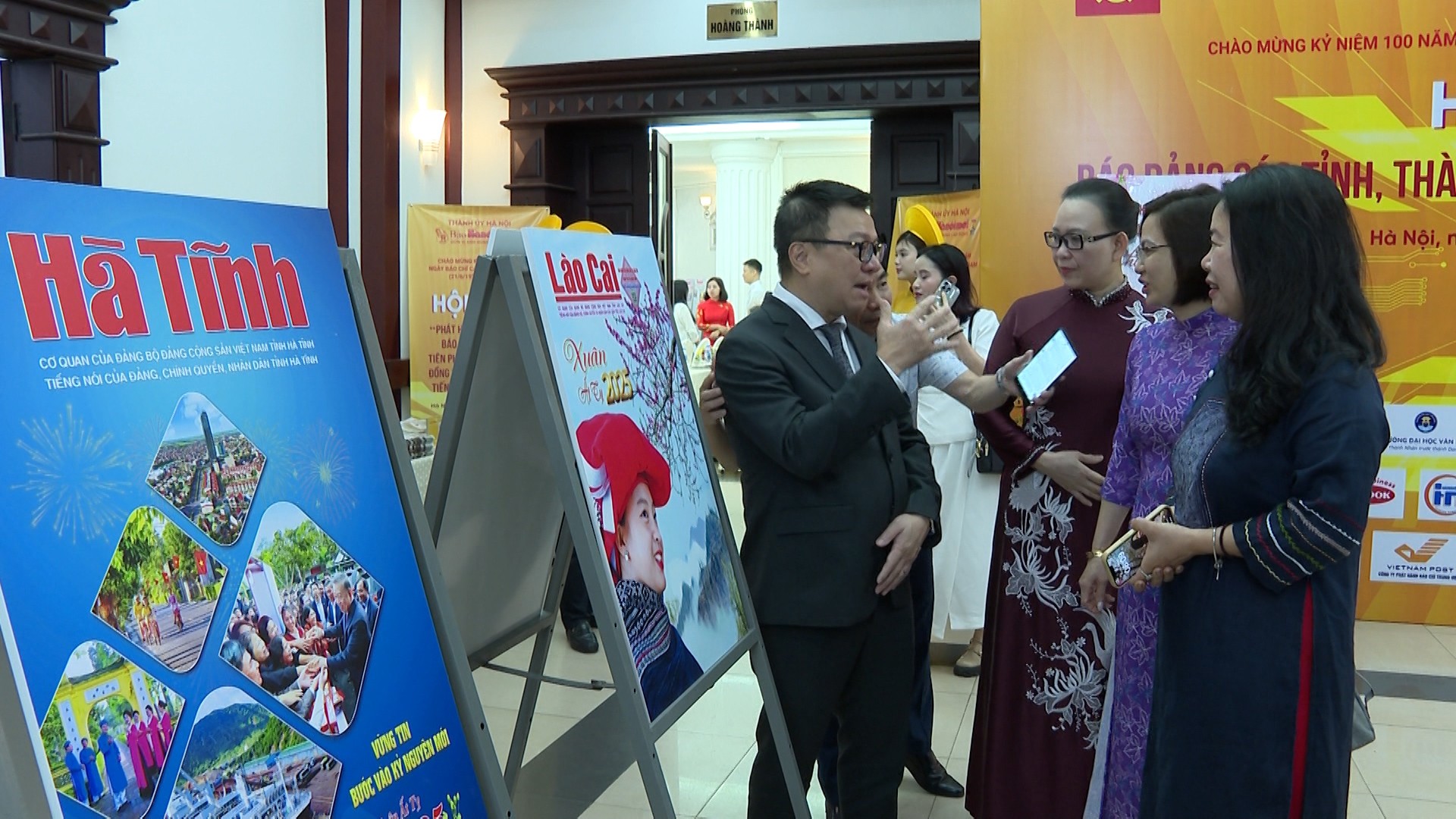 Báo Lào Cai tham gia triển lãm ảnh bìa tết báo Đảng khu vực phía Bắc. lc1.jpg