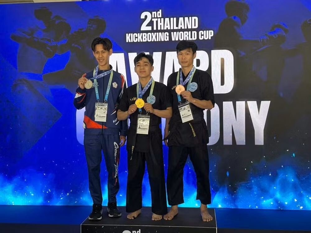Võ sĩ Trương Tấn Lộc đoạt Huy chương vàng nội dung quyền kickboxing tay không trên nền nhạc.