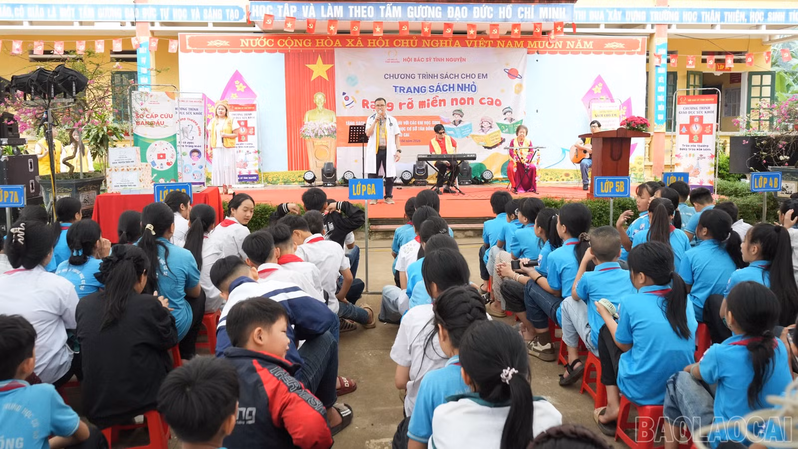 Hoạt động “Trang sách nhỏ - rạng rỡ miền non cao”.