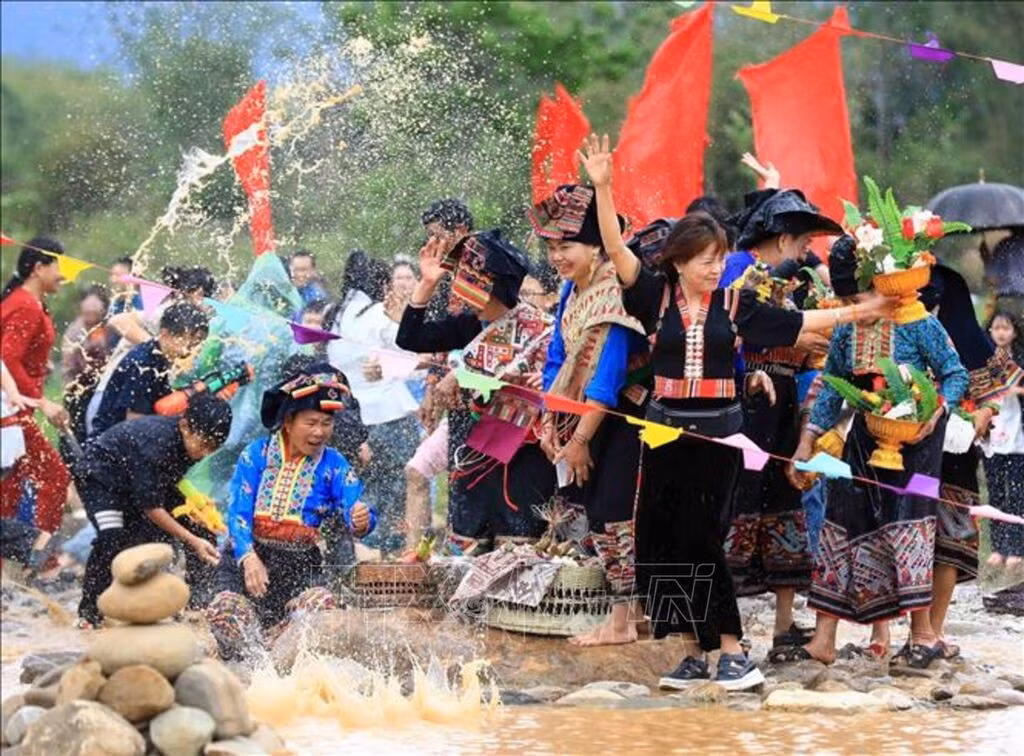Người dân và du khách tham gia Tết té nước của đồng bào Lào ở Điện Biên. Ảnh tư liệu.