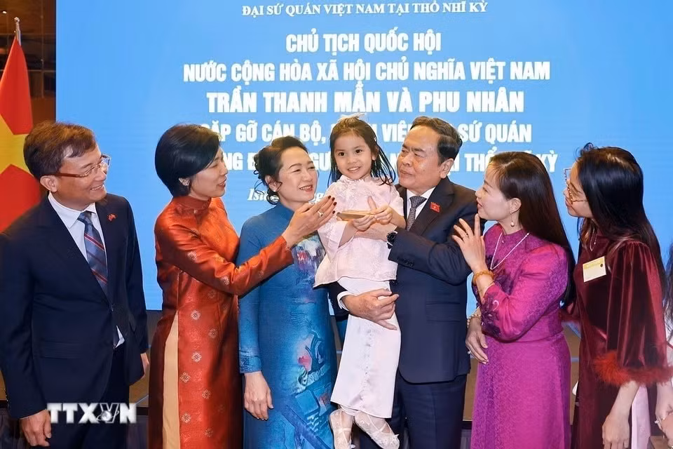 Chủ tịch Quốc hội Trần Thanh Mẫn gặp gỡ cán bộ, nhân viên Đại sứ quán và cộng đồng người Việt Nam tại Thổ Nhĩ Kỳ.