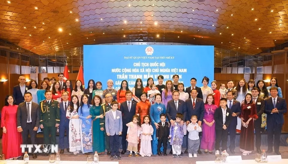 Chủ tịch Quốc hội Trần Thanh Mẫn và Phu nhân với cán bộ, nhân viên Đại sứ quán và cộng đồng người Việt Nam tại Thổ Nhĩ Kỳ.