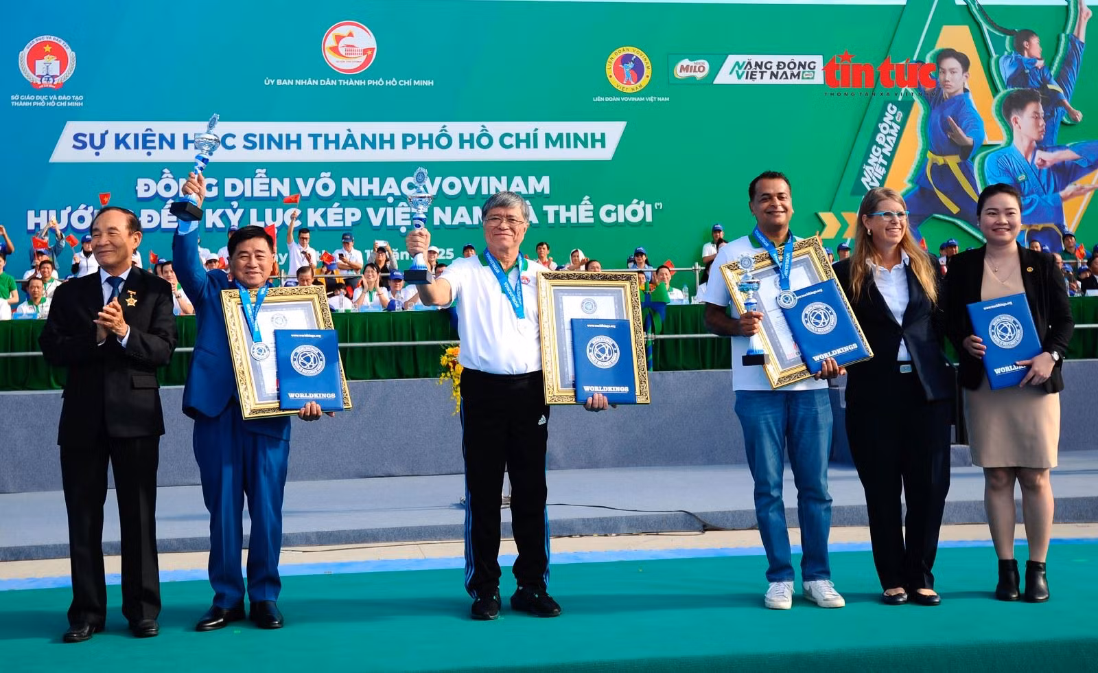 Đại diện Liên minh kỷ lục Thế giới trao bằng chứng nhận cho Sở Giáo dục và Đào tạo TP Hồ Chí Minh và Liên đoàn Vovinam Việt Nam về việc xác lập kỷ lục đồng diễn võ nhạc Vovinam có số lượng học sinh tham gia đông nhất thế giới.