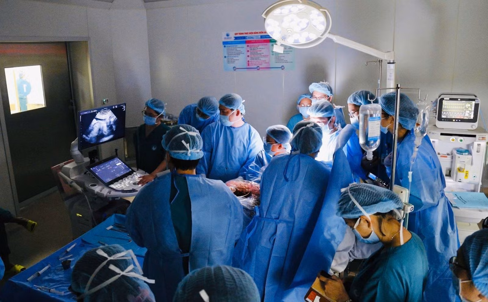 Êkíp bác sĩ Bệnh viện Từ Dũ và Bệnh viện Nhi Đồng 1 phối hợp thực hiện ca thông tim can thiệp cho thai nhi bị hẹp van động mạch phổi nặng.