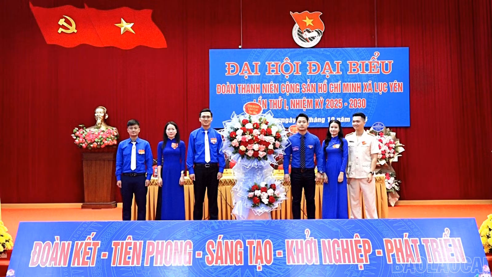 Lãnh đạo Tỉnh đoàn tặng hoa chúc mừng đại hội.