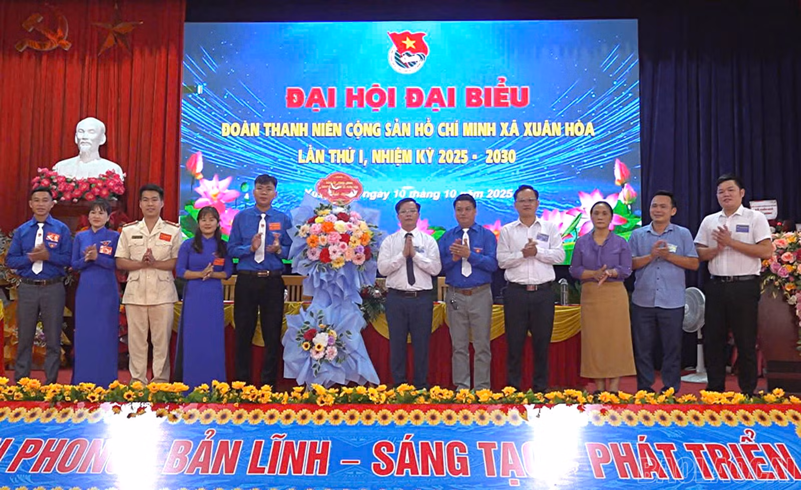 Lãnh đạo xã tặng hoa chúc mừng đại hội.