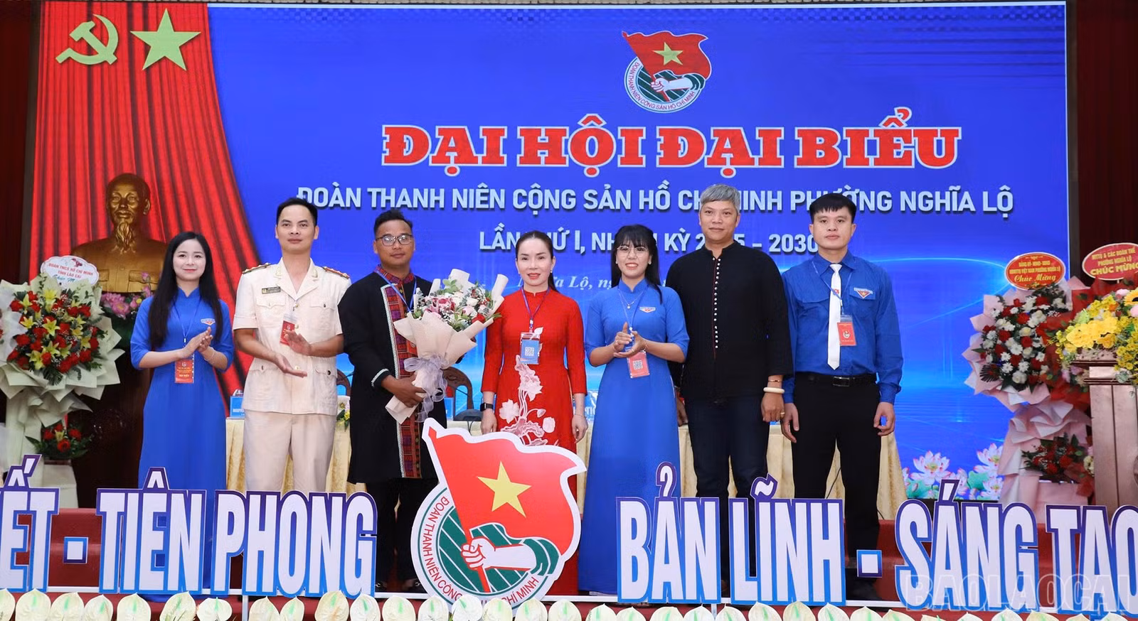 Lãnh đạo phường tặng hoa đoàn viên dự đại hội cấp trên.